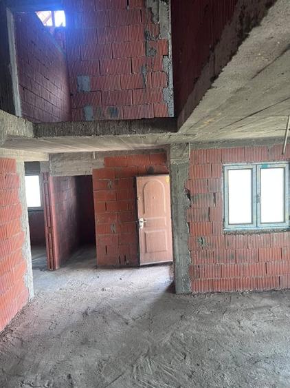 Casa de vanzare la rosu, 240 mp, zona Aeroport - 2