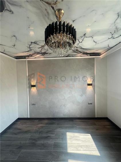 Apartament cu 3 camere semidecomandat în 1 Decembrie