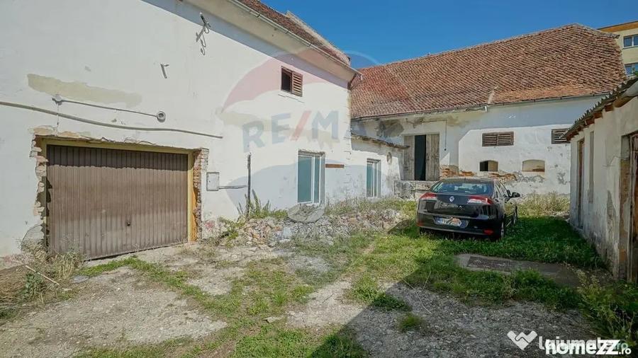 Casă cu 9 camere cu Teren 1236 Mp în Central