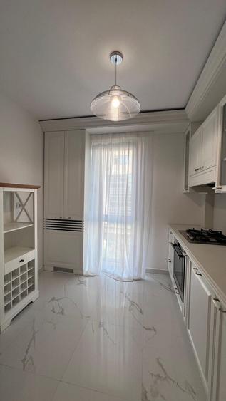 Apartament cu 4 camere decomandat, mobilat în Băneasa