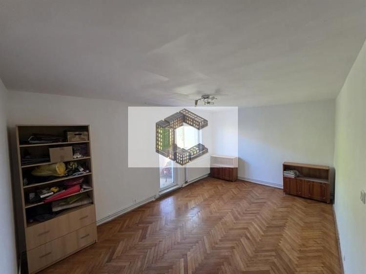 Apartament cu 3 camere decomandat, mobilat în Girocului