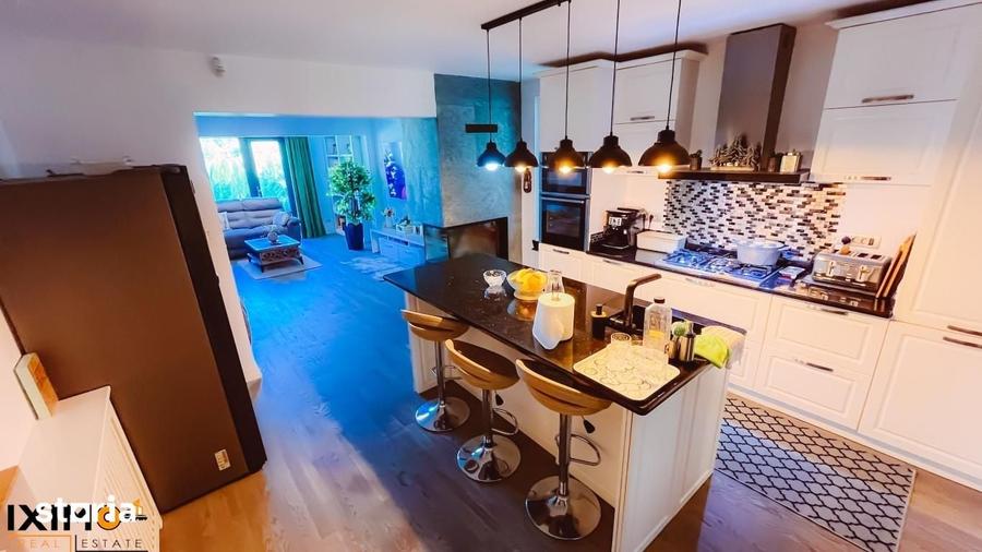 Casă cu 6 camere cu Teren 10100 Mp în Traian