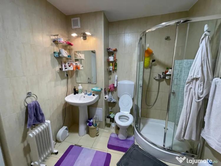 Apartament cu 3 camere semidecomandat în Europa