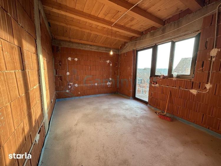 Casă cu 6 camere cu Teren 300 Mp în Sânmartin