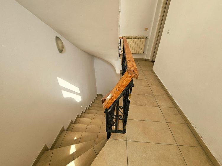 Casă individuală cu 12 camere cu Canalizare în Casa de Cultură