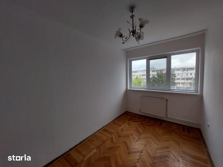 Apartament cu 3 camere semidecomandat în Independenței