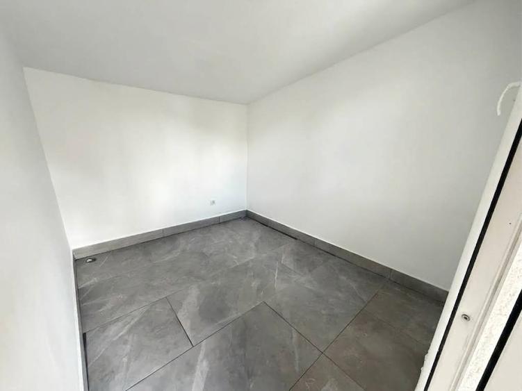 Duplex cu 3 camere cu Canalizare în Apărătorii Patriei