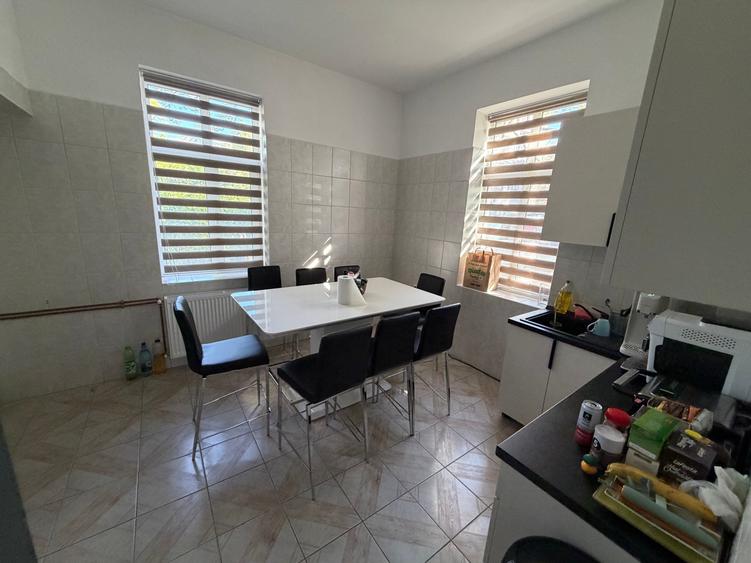 Casă cu 8 camere cu Canalizare în Cotroceni