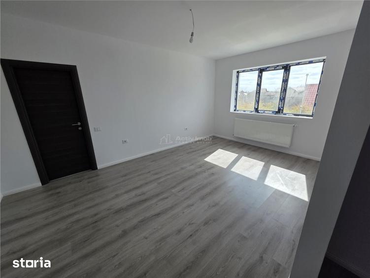 Apartament cu 3 camere semidecomandat în 1 Decembrie