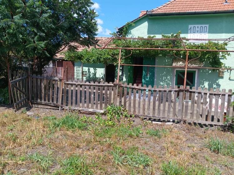 Casă cu 4 camere cu Teren 2000 Mp în Alțina
