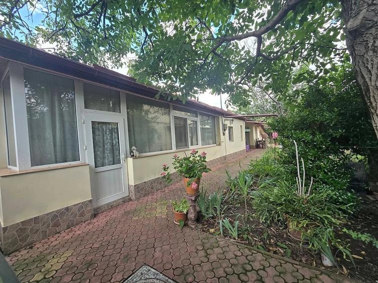 Casă cu 5 camere cu Teren 600 Mp în Andronache