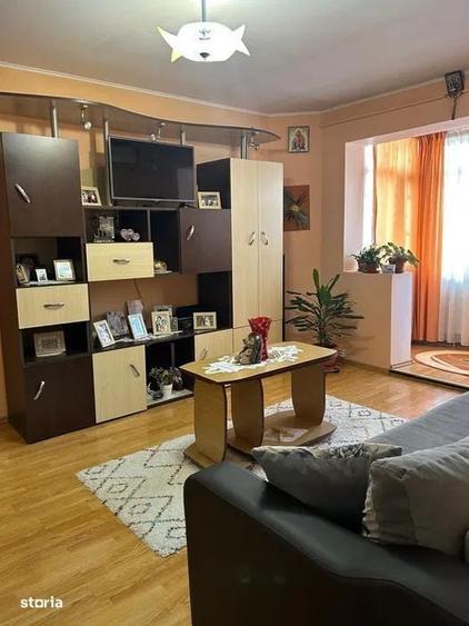 Apartament cu 3 camere semidecomandat în Alexandru cel Bun