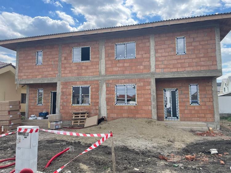 Duplex cu 8 camere cu Canalizare în Giarmata-Vii