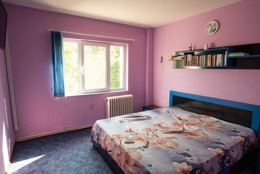 Apartament cu 3 camere decomandat în Podu Roș