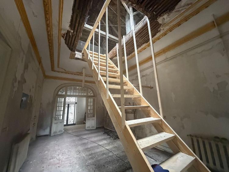 Casă individuală cu 12 camere cu Canalizare în Dorobanți