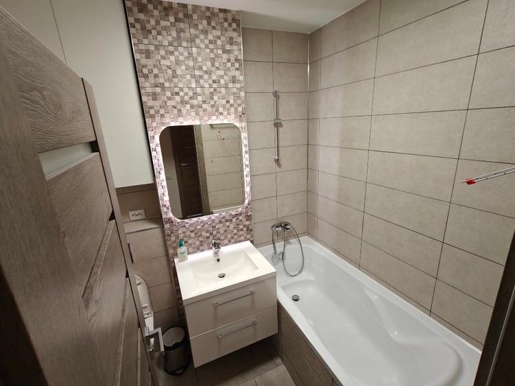 Apartament cu 3 camere semidecomandat, mobilat în Central