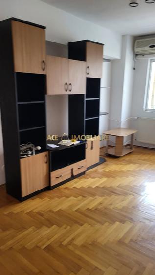 Apartament cu 3 camere semidecomandat, mobilat în Moșilor