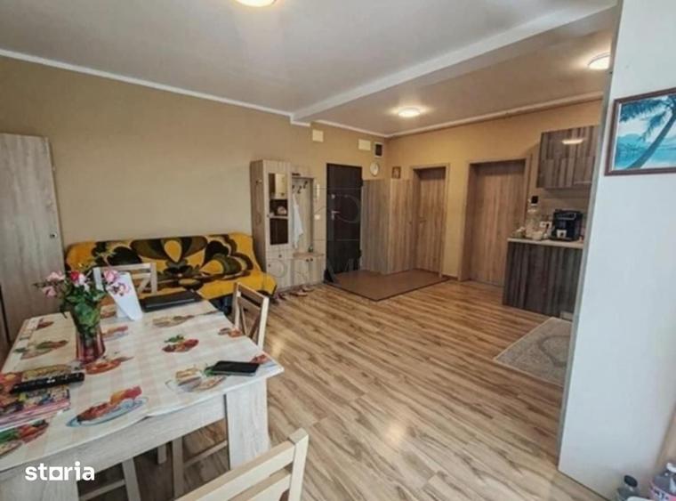 Apartament cu 3 camere în Plopi