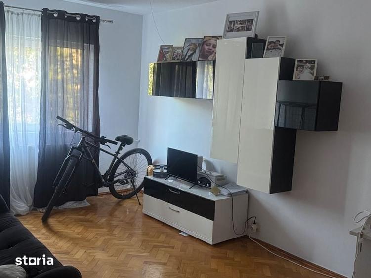 Apartament cu 3 camere decomandat în Lipovei