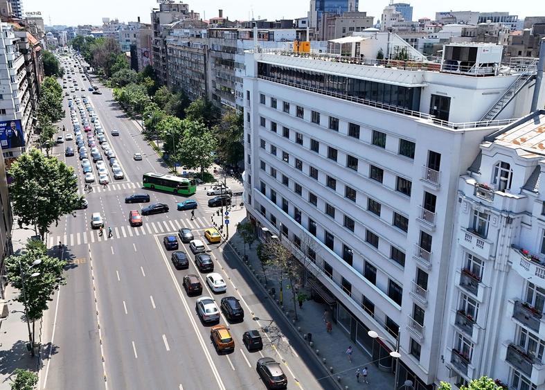 Birou, de 3,500 mp, în Romană
