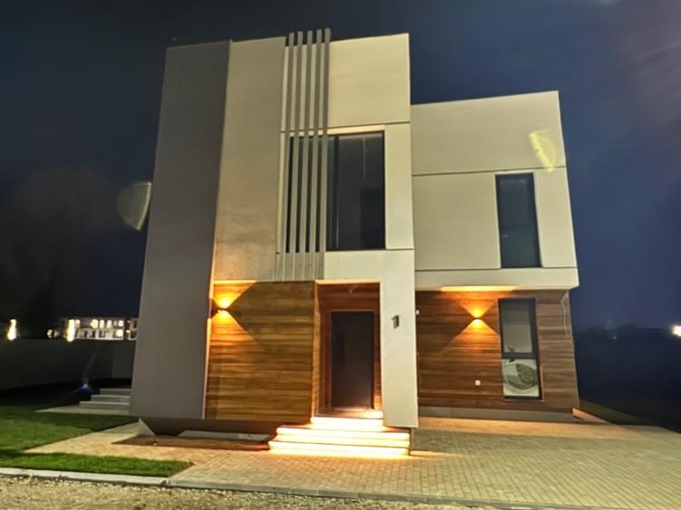 Casă individuală cu 4 camere cu Garaj în Tunari