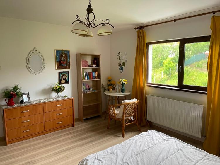 Casă individuală cu 5 camere cu Teren 1705 Mp în Central