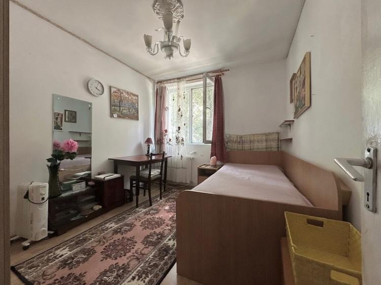 Apartament cu 3 camere semidecomandat în Titan