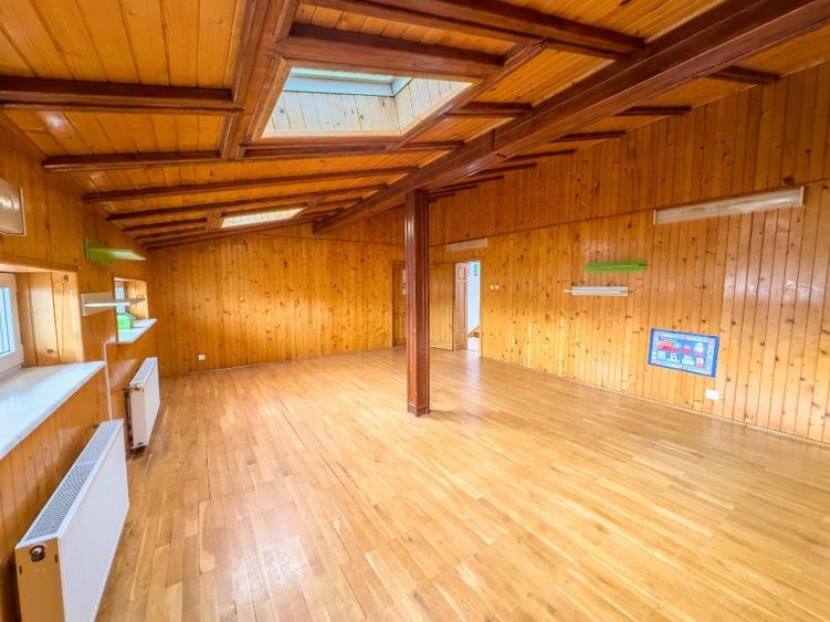 Casă individuală cu 10 camere cu Teren 1775 Mp în Central