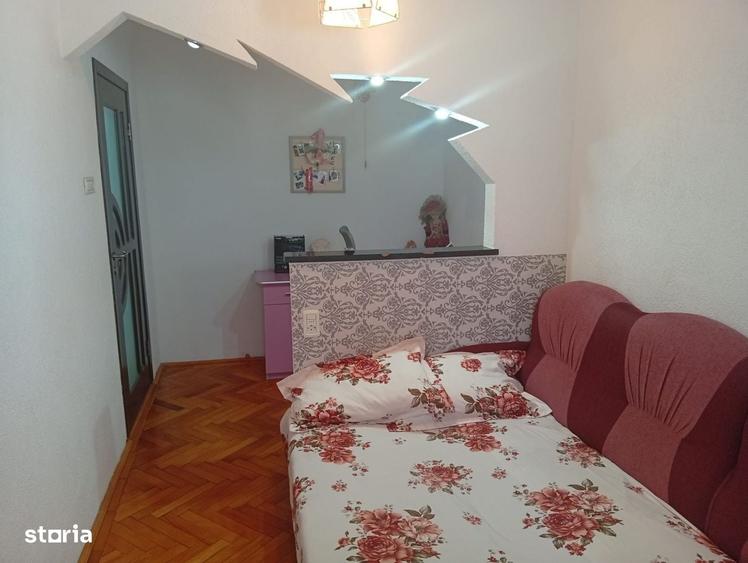 Apartament cu 3 camere semidecomandat în Grădiște