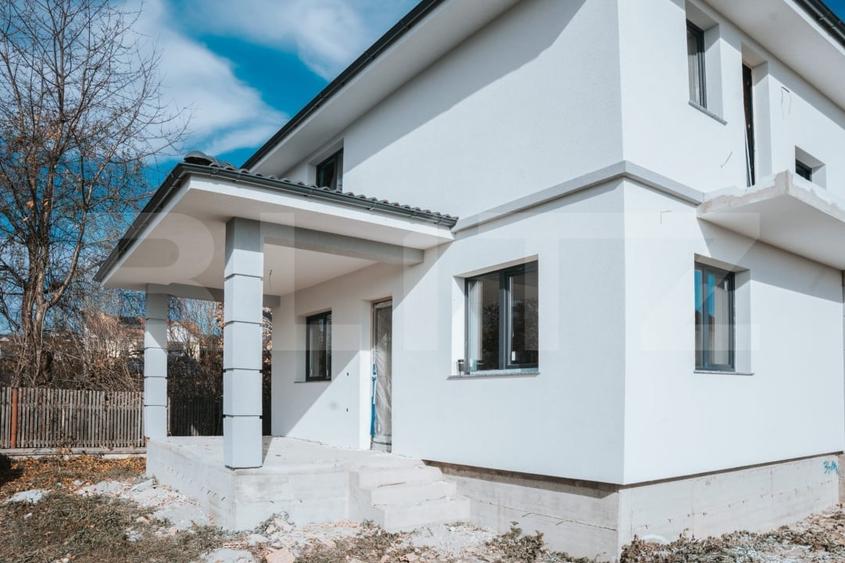 Casă individuală cu 4 camere cu Canalizare în Calea Moldovei