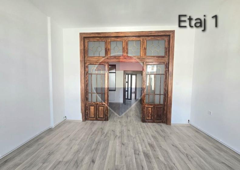Apartament cu 6 camere semidecomandat în Central