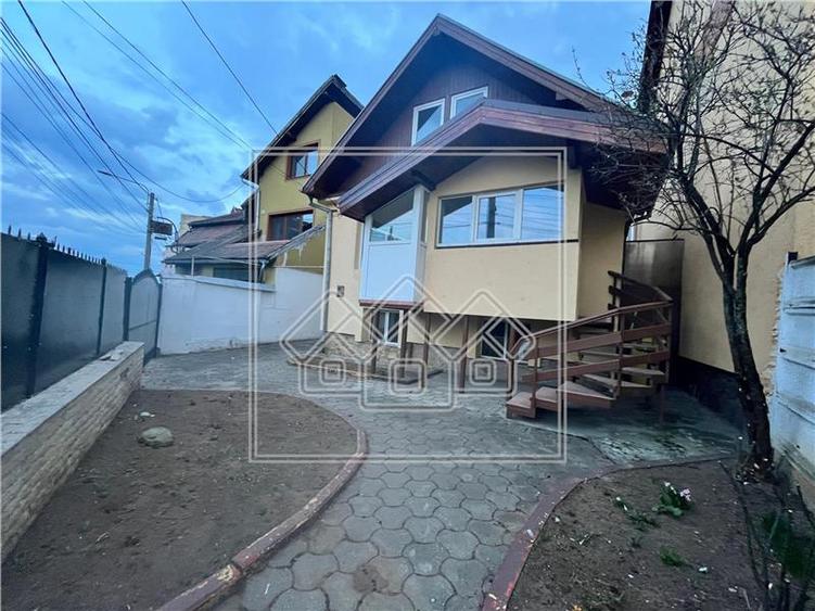 Casă individuală cu 6 camere cu Canalizare în Trei Stejari