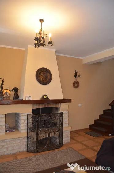 Casă cu 10 camere cu Teren 580 Mp în Poiana Țapului
