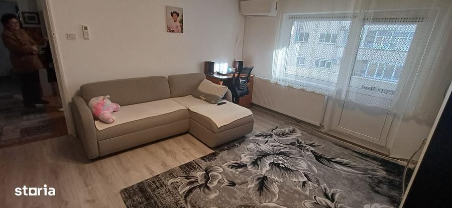 Apartament cu 3 camere semidecomandat în Central