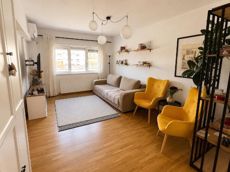 Apartament cu 4 camere semidecomandat, mobilat în Tractorul