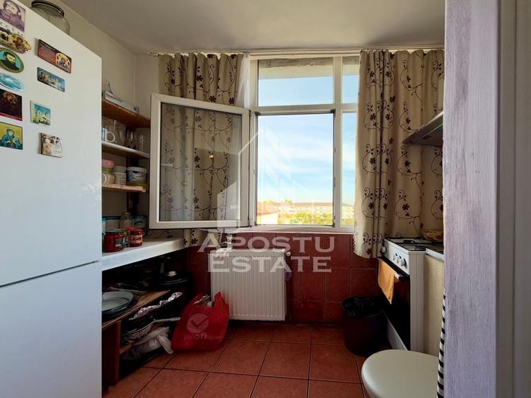 Apartament cu 3 camere decomandat, mobilat în Girocului