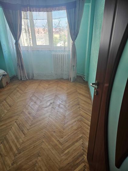 Apartament cu 4 camere decomandat în Exterior Vest