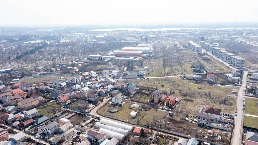 Teren Construcții intravilan de 1833 mp, în Est