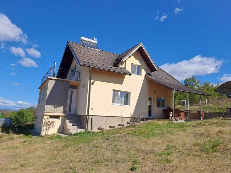 Casă cu 4 camere cu Teren 900 Mp în Central