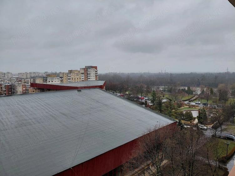 Apartament cu 3 camere decomandat în Polivalentă
