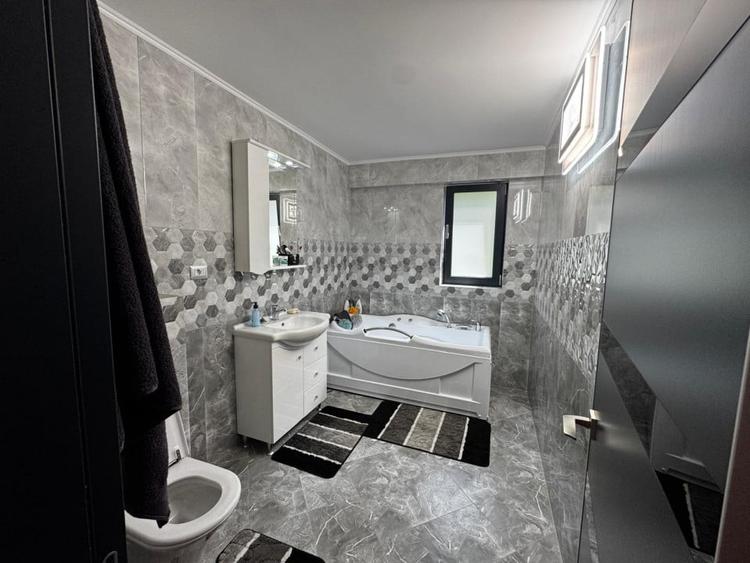 Apartament cu 4 camere decomandat, mobilat în Sud