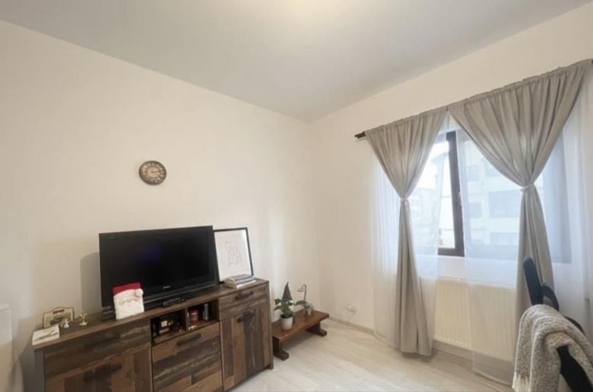 Apartament cu 3 camere semidecomandat în Valea Adâncă