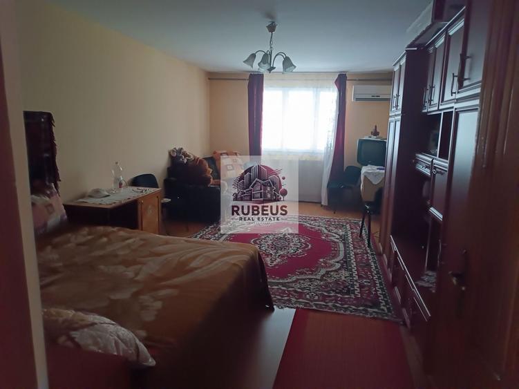 Casă individuală cu 9 camere cu Canalizare în Mărăcineanu