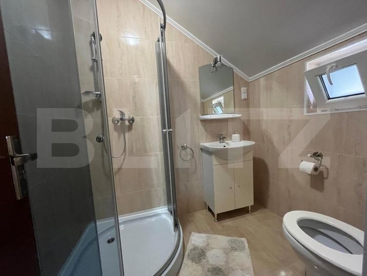 Casă individuală cu 10 camere cu Canalizare în Haieu