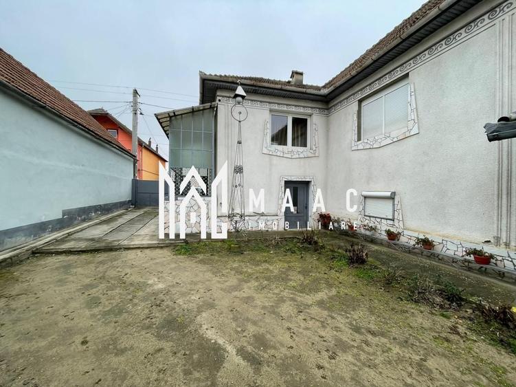 Casă individuală cu 8 camere cu Canalizare în Șeica Mare