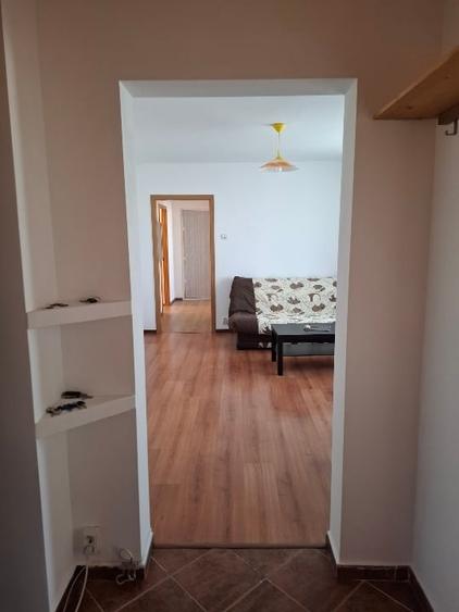 Apartament cu 3 camere semidecomandat, mobilat în Lujerului