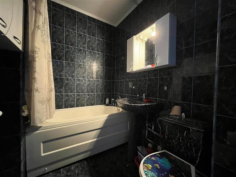 Apartament cu 4 camere semidecomandat în Rogerius