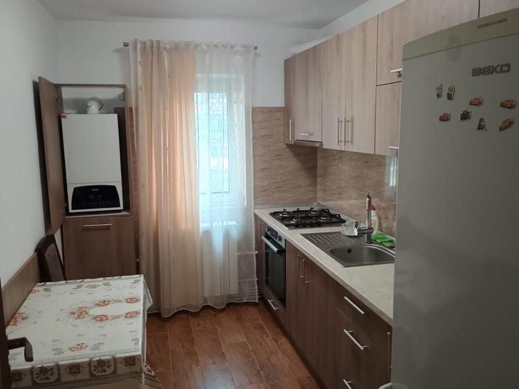 Apartament cu 3 camere decomandat, mobilat în Valea Aurie