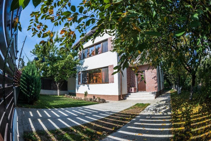 Casă individuală cu 4 camere cu Canalizare în Gorjului