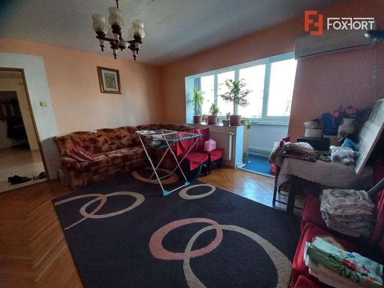 Apartament cu 3 camere semidecomandat, mobilat în Lipovei